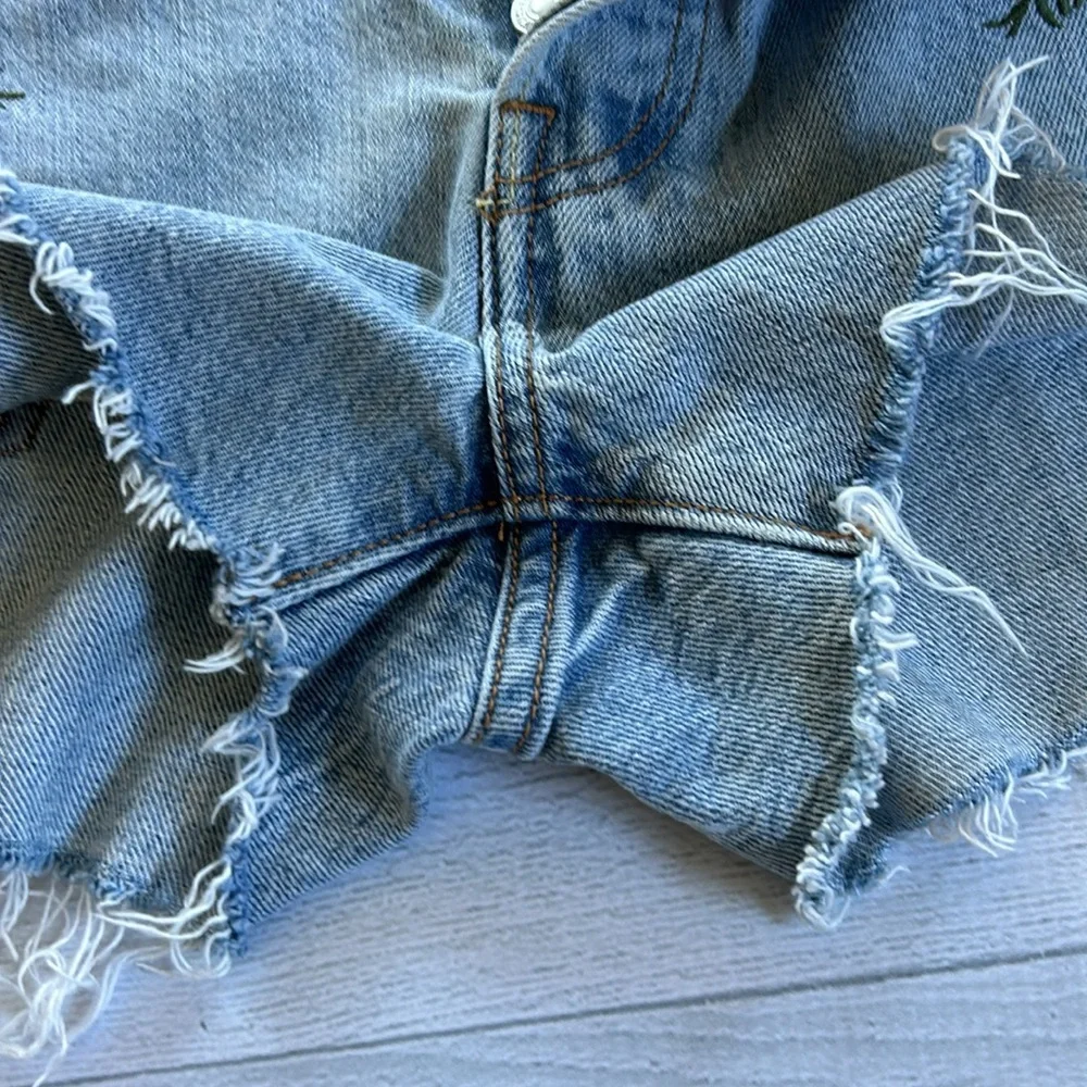 Levi’s 501 California Poppy Light Wash‎ Denim Shorts Embroidered Flowers Sz 29 - Picture 5 of 10